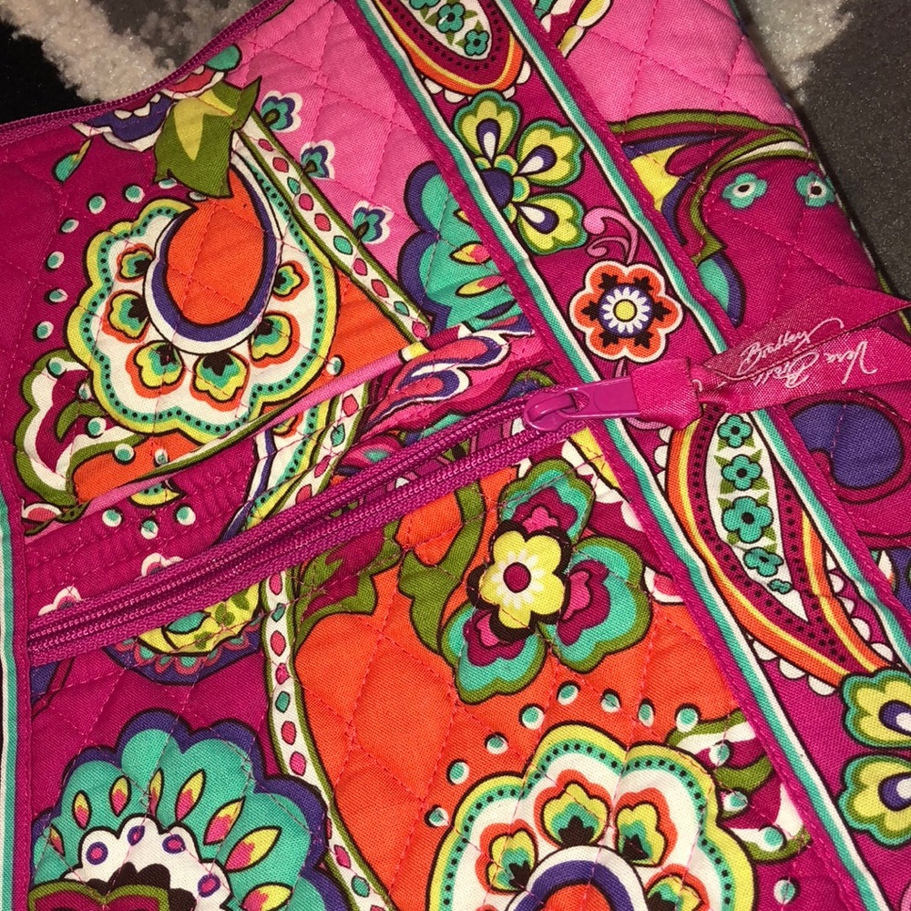 Crossbody Vera Bradley purse.